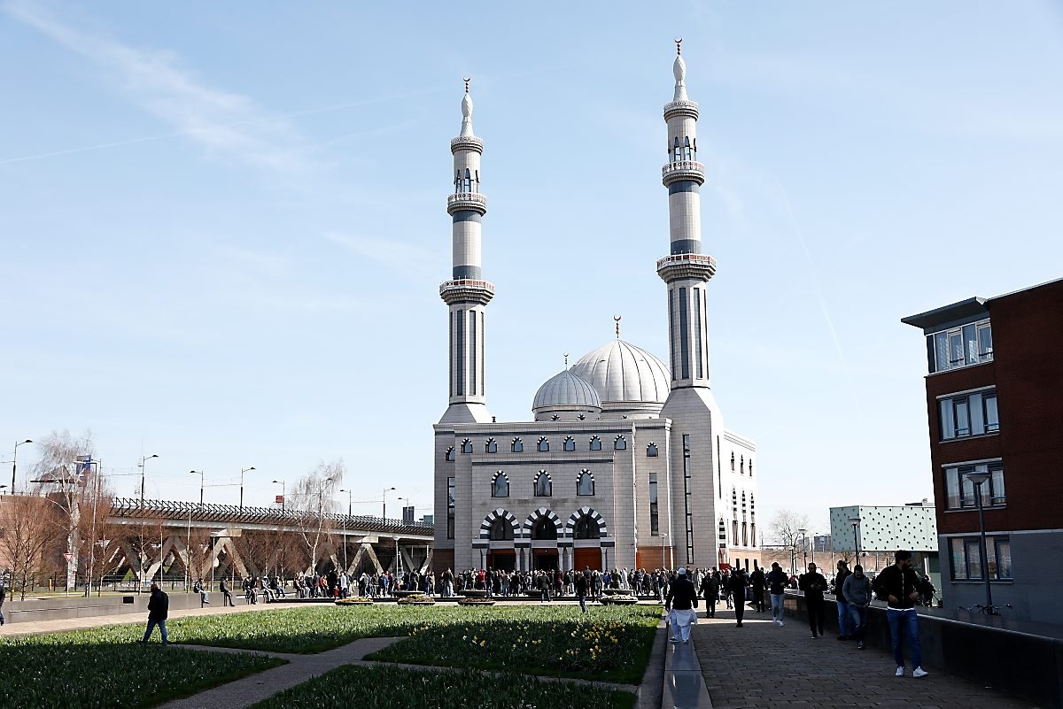 Mosques and prayer times in the Netherlands